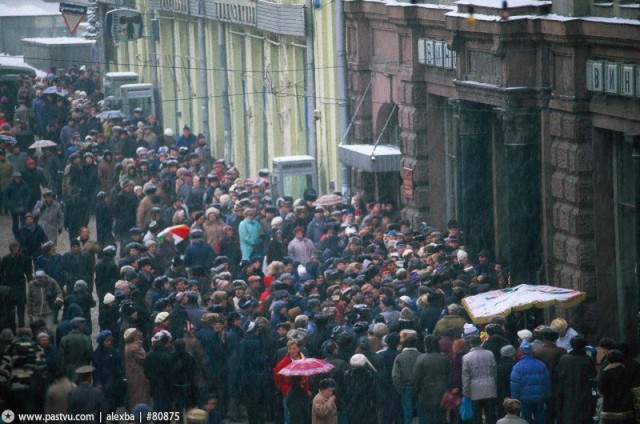 Москва 90-х, уличная торговля.