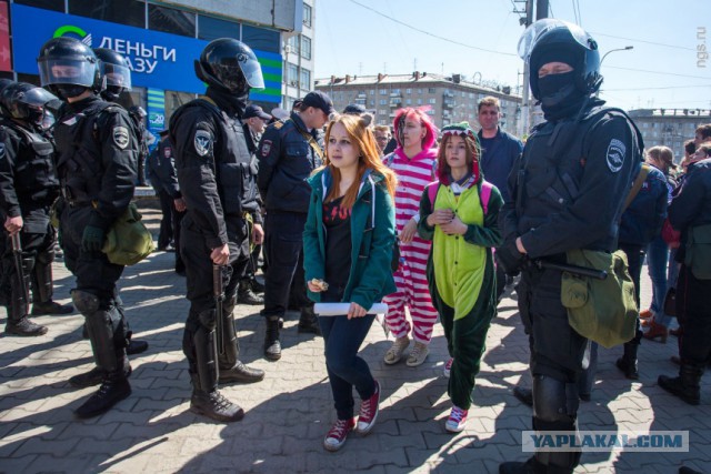 Полиция разных стран и гражданские лица