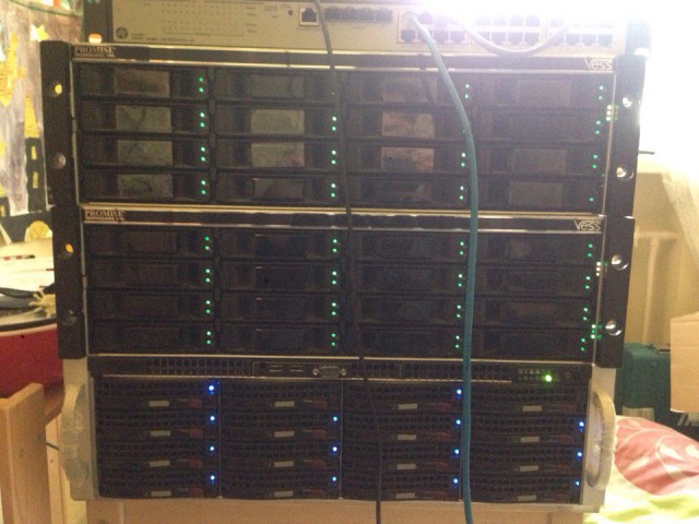 Самопальный NAS 58 TB. 2 года, полет нормальный.