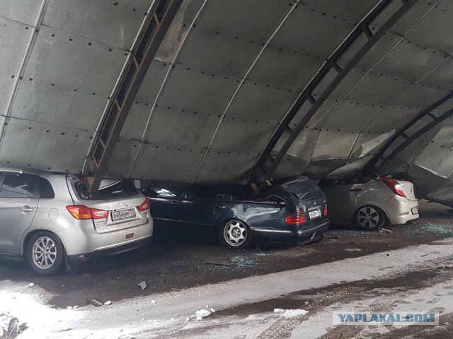 Обрушилась крыша парковки в Балашихе
