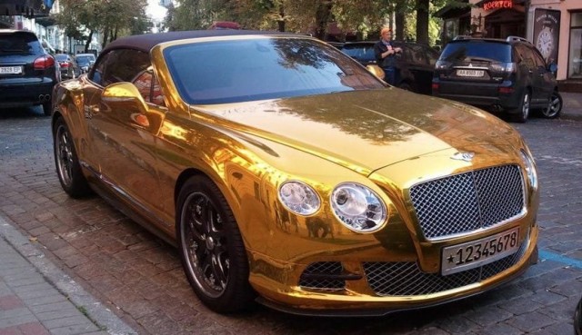 Российский миллиардер приехал на открытие столовой для бедных на золотом Bentley