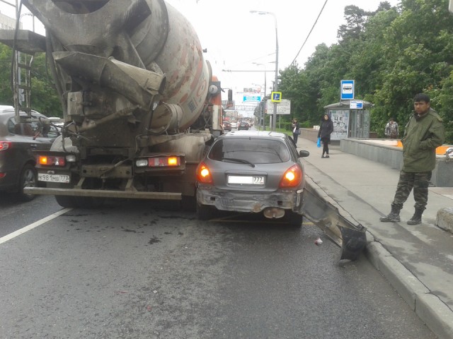 В Москве тяжёлый грузовик не вписался в поворот и рухнул с эстакады Ленинградского проспекта прямо на проезжую часть