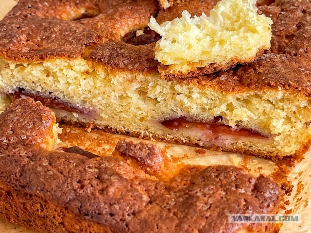 Быстро-вкусно: пирог на сметане с персиками