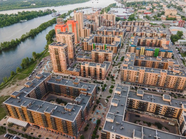 Брошенные недостроенные корабли в обрушенном цеху судостроительного завода