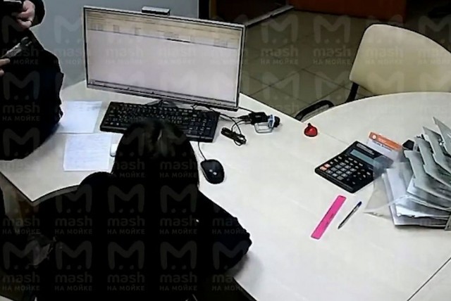 Грабь награбленное! Школьник напал на пункт выдачи микрозаймов и вынес из него деньги. Вы будете плакать?