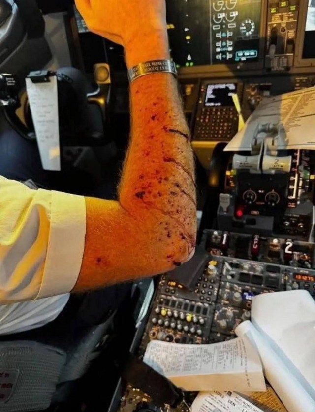 Лобовое стекло треснуло прямо во время полёта у Boeing 737 MAX