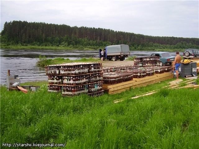 По реке на бутылках (7 фото)