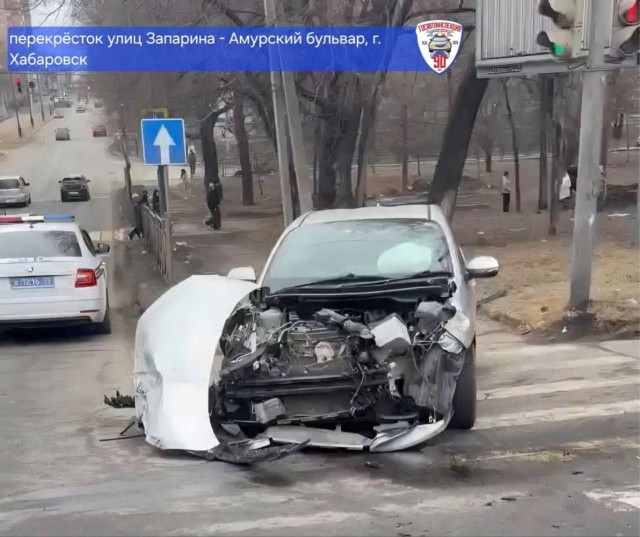 В Хабаровске "Гелендваген" попытался проскочить перекресток на красный свет, но столкнулся с "Тойотой".