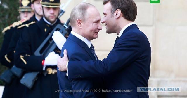 Макрон призвал страны объединиться и противостоять США и Китаю, пишет Bloomberg.
