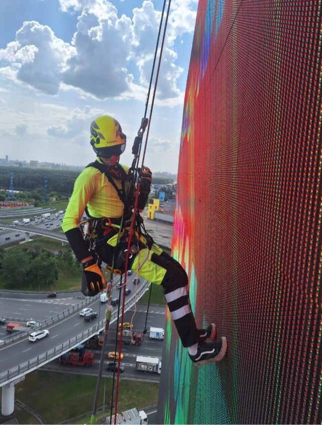 Расскажи ему, как ты задолбался в офисе