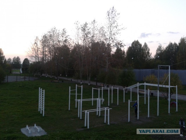 Мегарукажопим спортивную площадку.