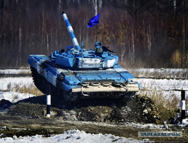 Море огня: эстафета экипажей Т-72 на окружном этапе "Танкового биатлона- 2016"