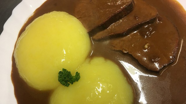 Баварские хлебные клёцки с беконом. (Semmelknödel mit Speck)