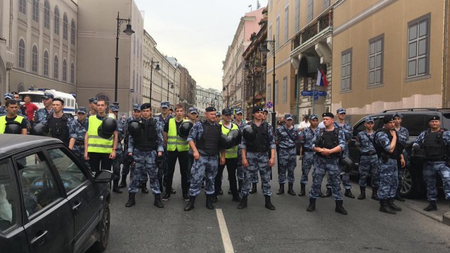 Уже более 200 человек задержали на шествии в поддержку Ивана Голунова на Чистопрудном и Цветном бульварах в Москве