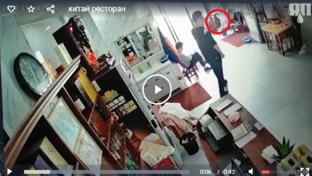 В Китайском ресторанчике на кухне произошел взрыв, после чего помещение за пару секунд охватило огромным огненным шаром