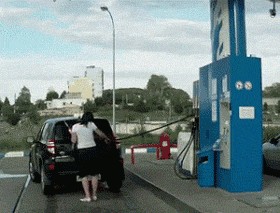 Девушка на заправке