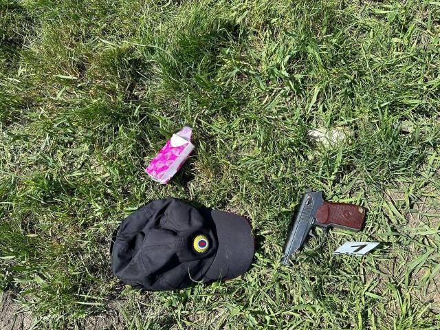 Житель Черногорска отобрал пистолет у полицейского, выстрелил ему в живот, а потом сам скончался в машине скорой помощи от неизвестных причин.