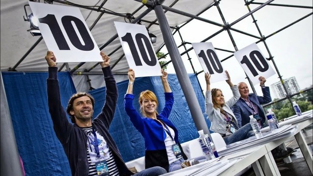С сигаретой во рту открыл крышку автоцистерны рабочий в Газиантепе(Турция)