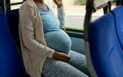 15-летняя девушка родила прямо в автобусе в Новосибирской области. Роды приняла врач-стоматолог