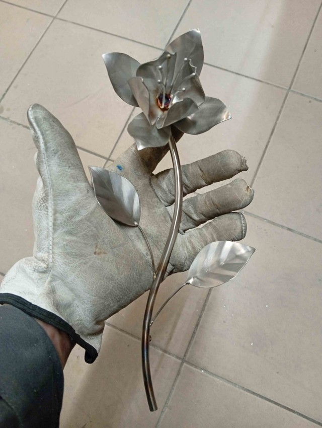 Цветочек для супруги.