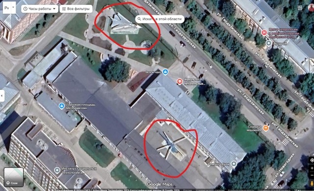 В западных соцсетях завирусился кадр с гигантской ракетой прямо во дворе — речь о памятнике «Союз-У» в Байконуре