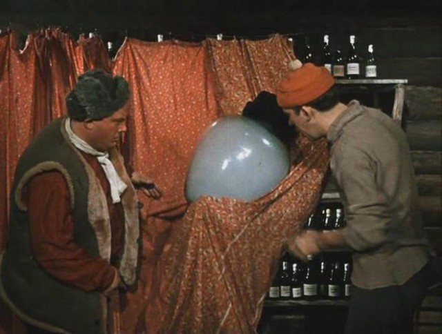 Иностранцы пробуют русский самогон