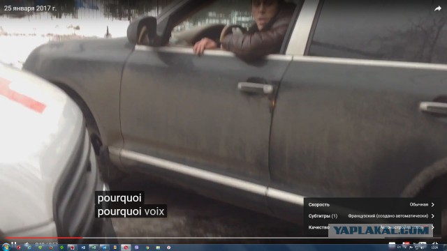 Водитель "порше" перекрыл проезд скорой с лежачим больным во дворе Петербурга