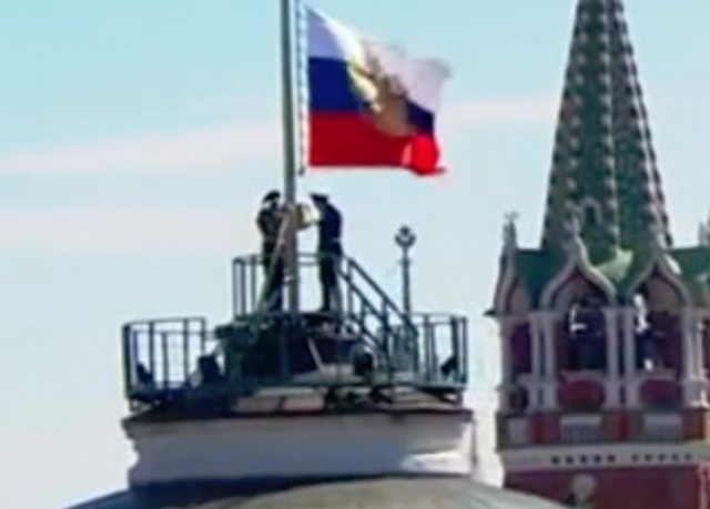 Во время инаугурации Путина флаг над Кремлем заклинило на флагштоке