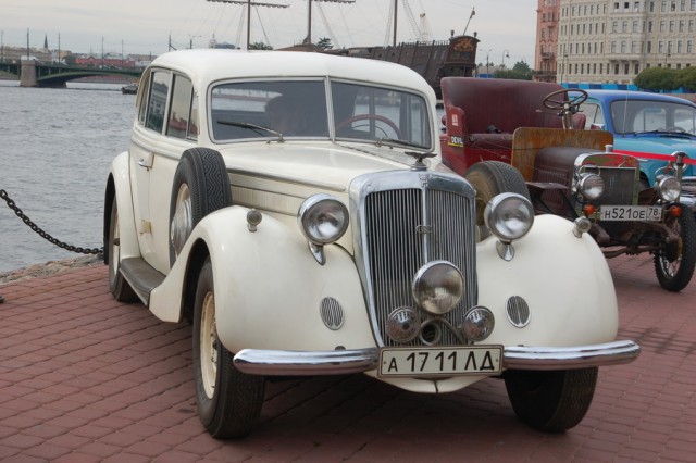 Авто Вернисаж на Неве.