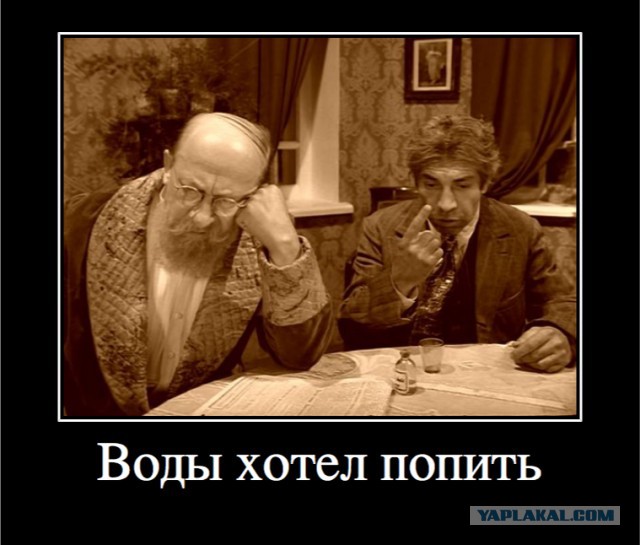 Мотоциклист остановится на обочине попить воды. Обочечнику это не понравилось и он пнул мотоциклиста