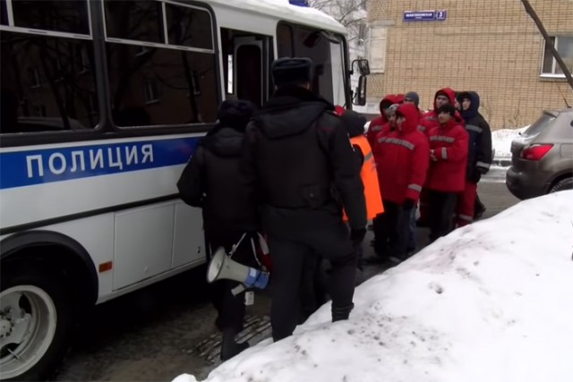 Москва. Дворников, требовавших оплаты своего труда, оштрафовали за публичное мероприятие