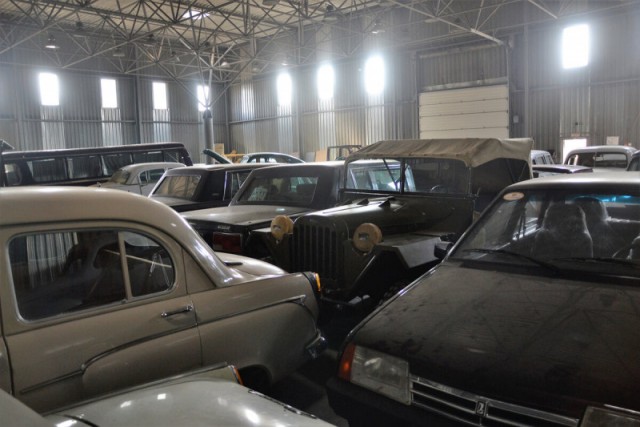 В Москве обнаружили склад с уникальными советскими автомобилями (тут их больше 50!)
