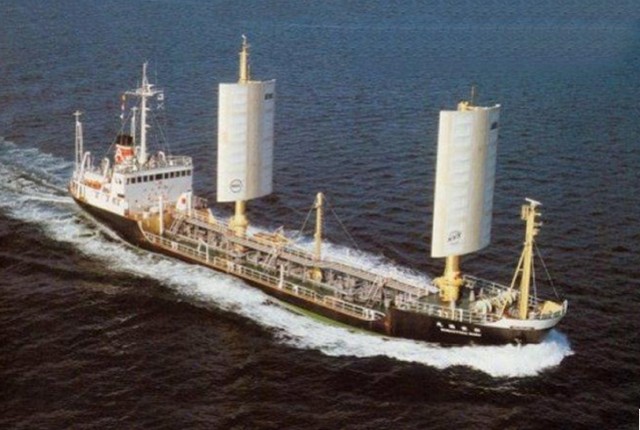 Сколько топлива заправляют в морские контейнеровозы
