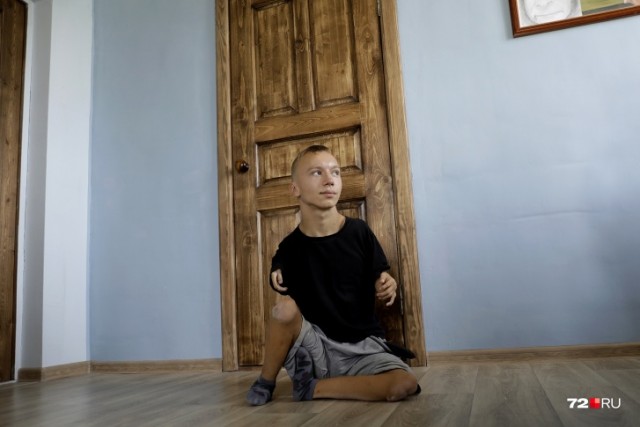 Как под Ишимом живет 17-летний Серафим с культями вместо рук и ног