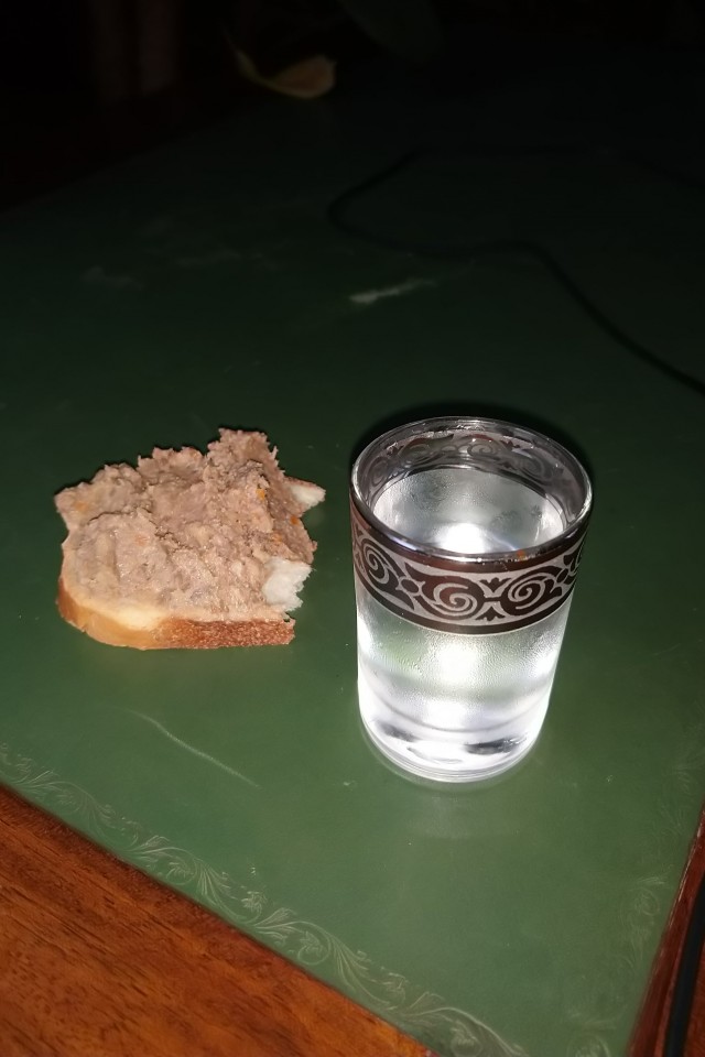 Жара, а многие женщины на улице в джинсах (лосинах), почему?