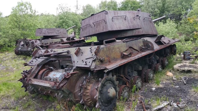 Заброшенные танки ИС-2М с башнями КВ и самоходки ИСУ-152