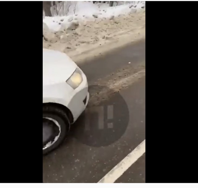 В Подмосковье водители вытолкали КамАЗ, заглохший на железнодорожном переезде