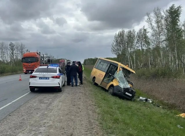 Автобус с детьми попал в ДТП в Омской области. Один ребёнок погиб.