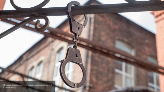 В Петербурге двое изнасиловали на улице 17-летнюю первокурсницу