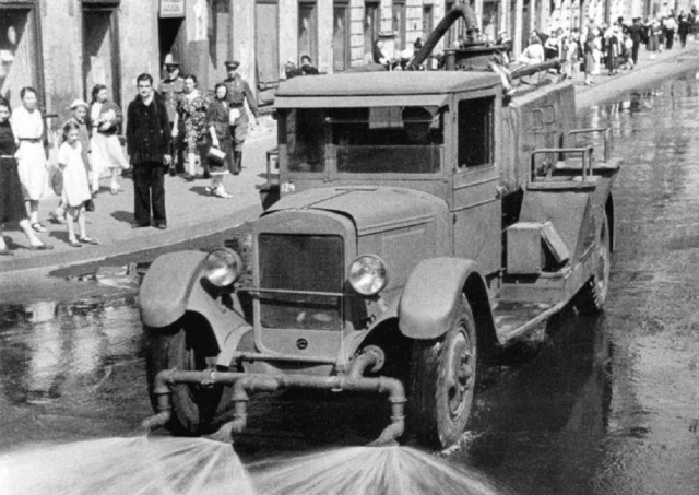 «Подметалки» и «поливалки»: история коммунальных машин прошлых лет