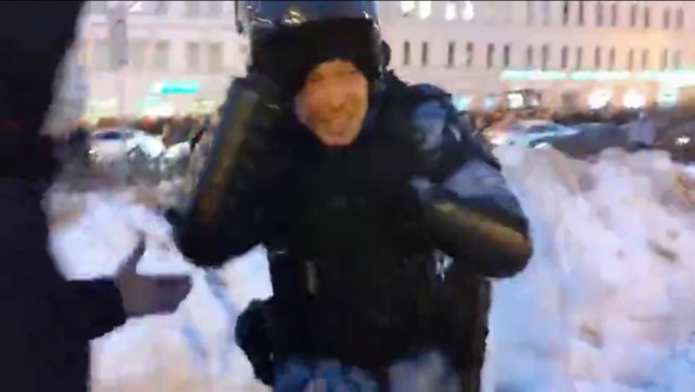 Ранили полицейского...