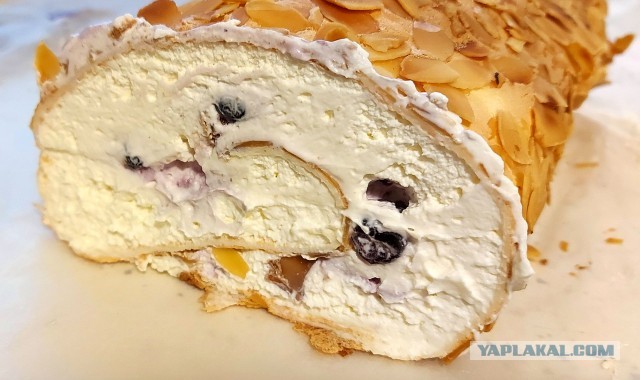 Рулет меренговый