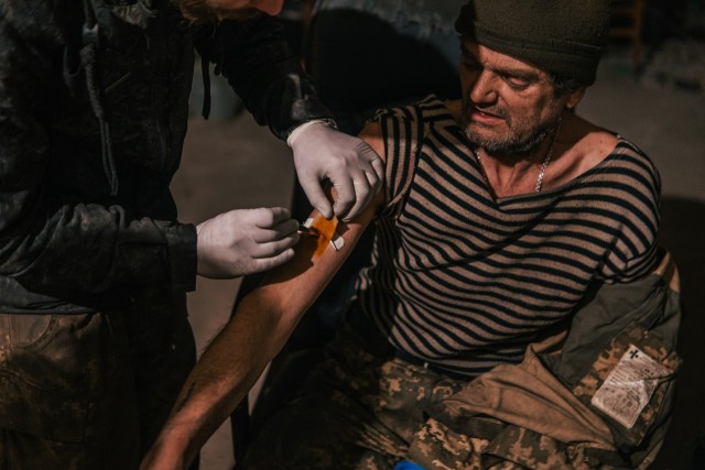 Черный дым поднимается над "Азовсталью"
