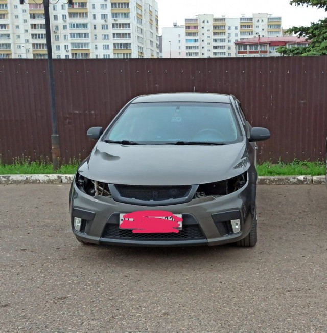 В центре Екатеринбурга у машин вырезают фары
