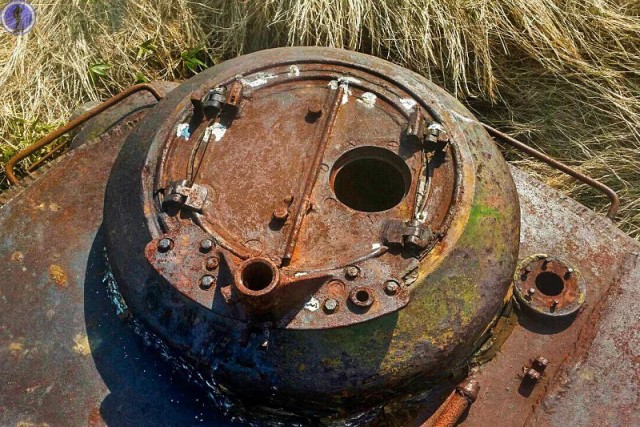 Заброшенные старые танки ИС-2 на Курилах. Они служили для защиты от высадки японского десанта