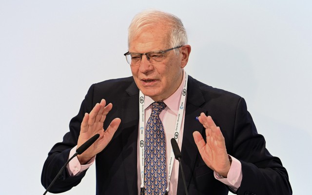 Боррель: Ван И спросил, почему нельзя вооружать Россию при поставках оружия Украине из ЕС?