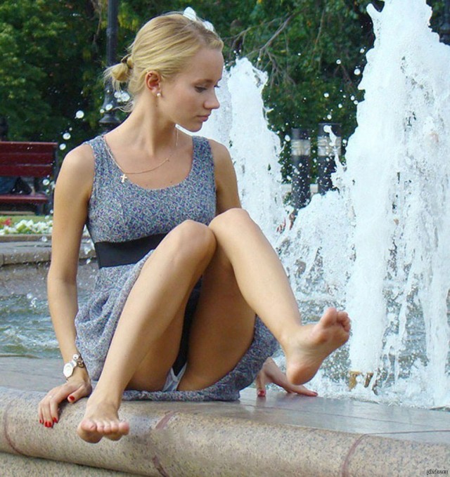 Девушки на улицах, чем-то увлечённые
