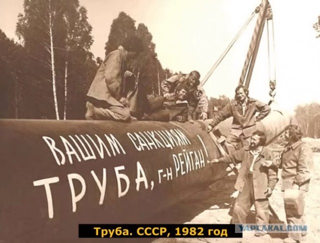 В Санкт- Петербурге собралась очередь у обменника после новостей об остановке валютных торгов на Мосбирже