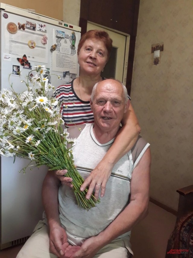 «Ее не брошу». 19 лет муж живет с двумя женами — парализованной и здоровой