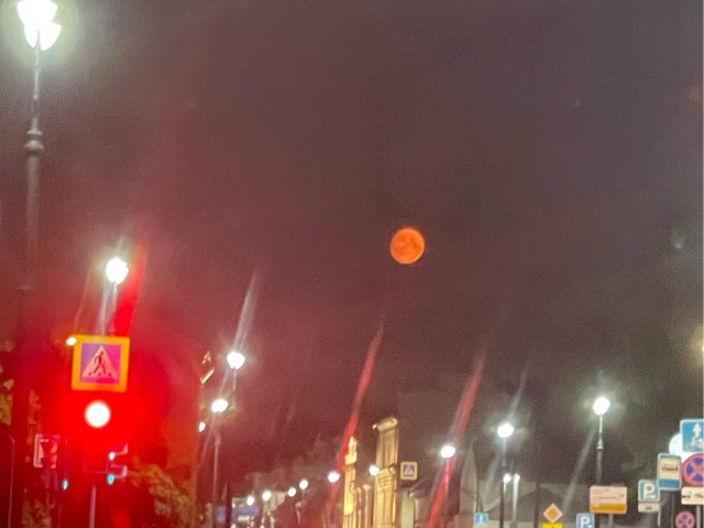 Луна сегодня над Москвой